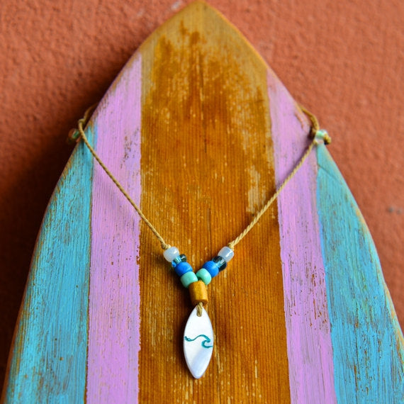 Surfboard shape shell graved necklace - Surf Sun Sea